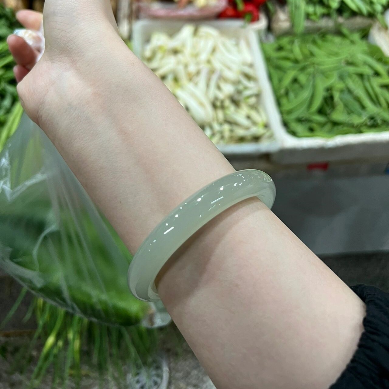 新疆和田翡翠の青みがかった白翡翠の代替ブレスレット、玉髄ブレスレット、鈴の音のするブレスレット、澄んだ水の丸棒、氷のように透明なアフガン翡翠