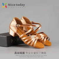 Импортный шелковый сатин светлой кожи.