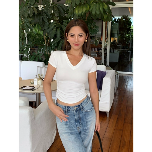 Черная летняя приталенная короткая футболка, V-образный вырез, короткий рукав