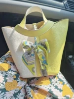 Белые и желтые 18 золотых пряжки, шелковой шарф, кожаное масло с пони