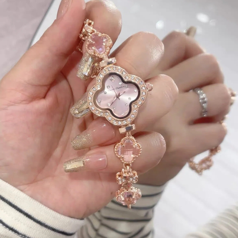 Popular Lucky Four-Leaf Clover Diamond-Encrusted Women's Fashion Simple Watch, Heart-Shaped Quartz Watch, Bracelet with Diamonds, Light Luxury Women's Watch Popular Lucky Four-Leaf Clover Diamond-Encrusted Women's Fashion Simple Watch, Heart-Shaped Quartz Watch, Bracelet with Diamonds, Light Luxury Women's Watch