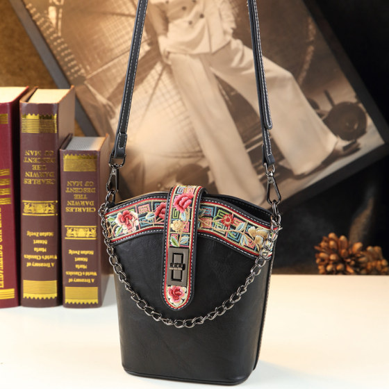 2024大牌高级感流浪包水桶包2023新款刺绣复古真皮手提单肩斜挎包