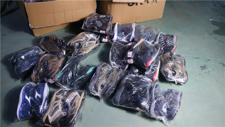 Miscellaneous broken code promotion cabbage price clearance foreign trade tail goods outdoor hiking shoes men and women light cross-country hiking shoes