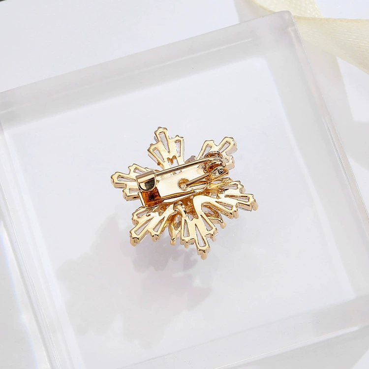 Bông tuyết hoang dã Zircon Phiên bản Hàn Quốc của trâm cài mini nữ cổ áo ghim trang sức ngọc trai ghim áo len cổ áo khóa phụ kiện - Trâm cài