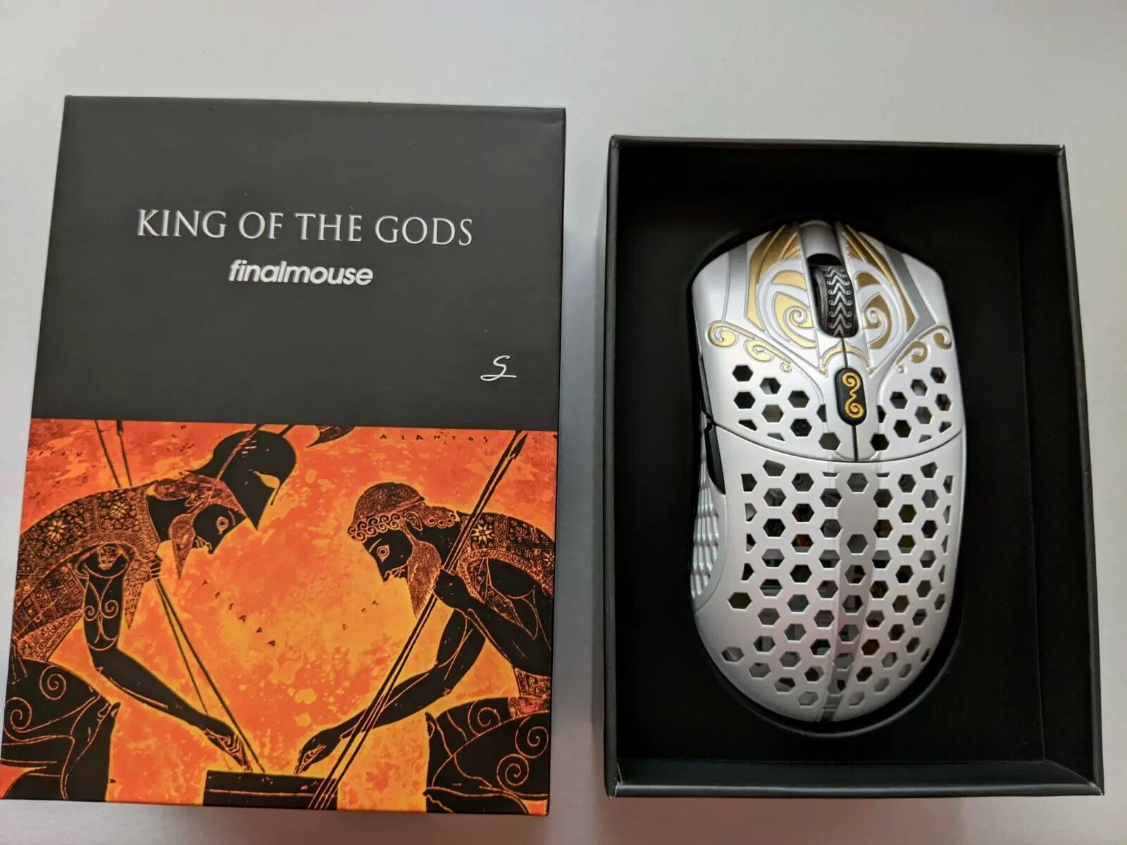 К wireless-геймерская мышь Finalmouse Starlight 12 Poseidon Medium дизайном Bluetooth wireless technology