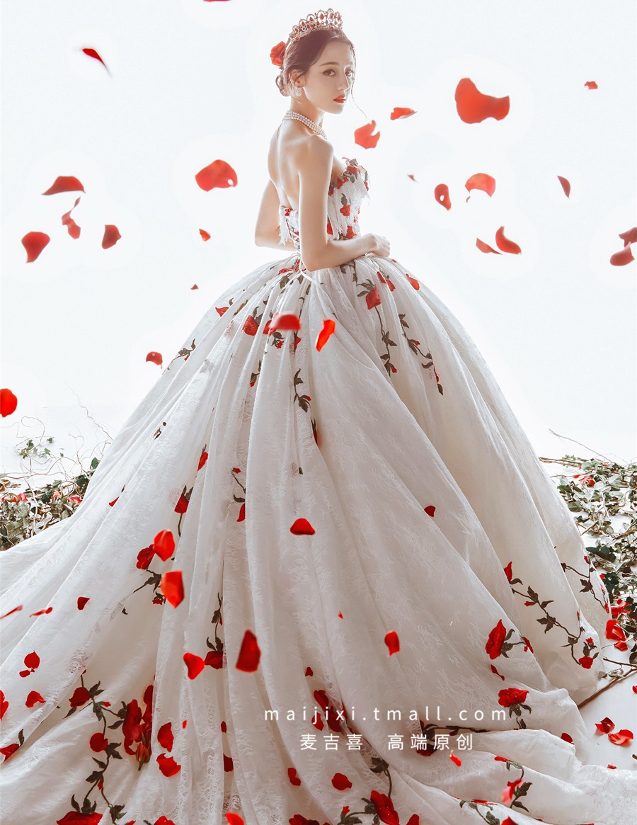 Di Li Reba star same wedding dress New Sen series super fairy travel shoot outdoor rose embroidery trail lace wedding dress