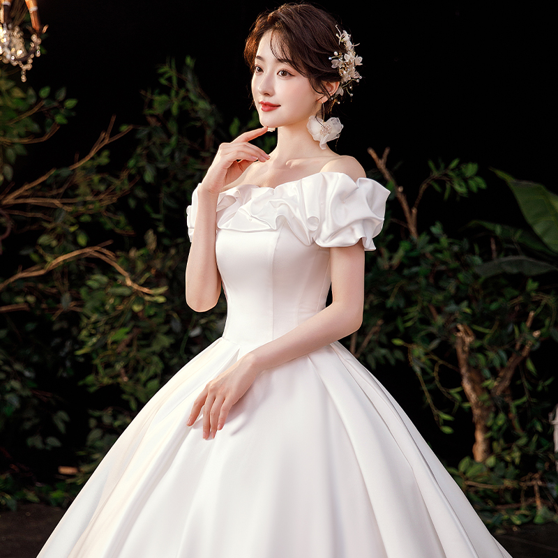 The main wedding dress 2022 new bride French -style shoulder -like temperament is high -level and thin satin princess wind dragging winter The main wedding dress 2022 new bride French -style shoulder -like temperament is high -level and thin satin princess wind dragging winter