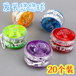 Elementary school students reward small gifts, kindergarten creative prizes, children and children share birthday gifts for the whole class to start school.