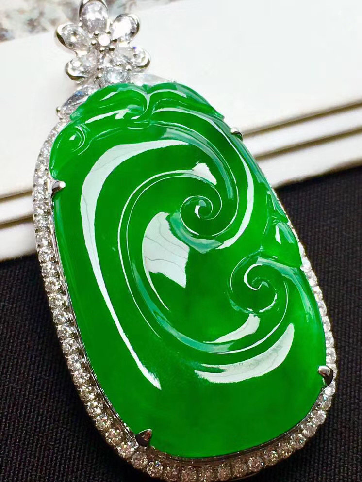 18K gold inlaid jadeite pendant jade pendant natural Burmese a cargo ice species full color sun green wishful Buddha pendant