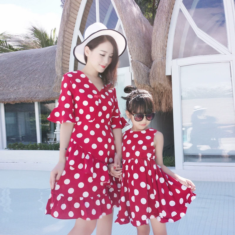 Váy mùa hè của phụ nữ trẻ em mùa hè 2020 màu đỏ cao cấp nữ váy chấm bi retro cổ chữ V váy đi biển - Trang phục dành cho cha mẹ và con
