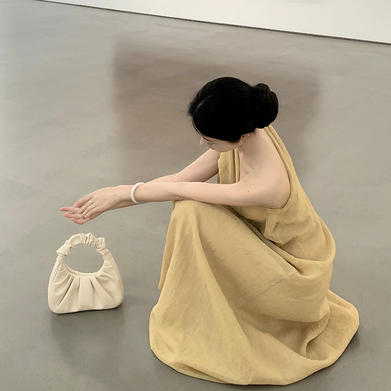 Yoyo LAOSHU Wears a One-Shoulder Dress with an Artistic and High-End Feel, a Single-Shoulder Wasteland-Style Dress for Seaside Vacations Yoyo LAOSHU Wears a One-Shoulder Dress with an Artistic and High-End Feel, a Single-Shoulder Wasteland-Style Dress for Seaside Vacations