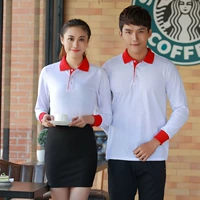 Белое пальто с красным воротником, без карманов.