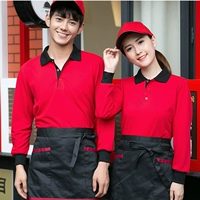 Красное пальто и черный воротник – без карманов.