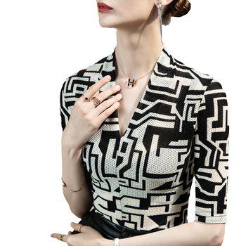 2025 ພາກຮຽນ spring ໃຫມ່ v-neck lace ເສື້ອທີເຊີດແມ່ຍິງ slim fit plaid ພິມແບບຕາເວັນຕົກ quarter sleeve korean top