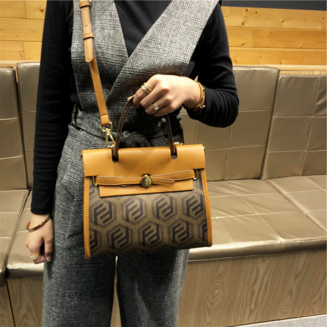 Hong Kong brand leather women's bag 2022 new high-end popular handbag temperament one shoulder Messenger Kelly bag small bag