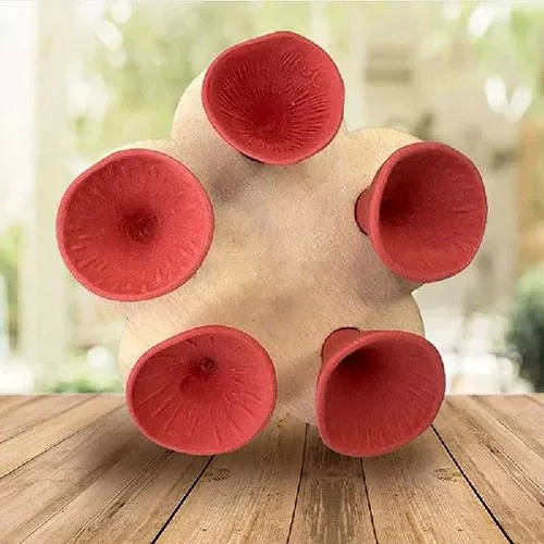 Красочная пчела насекомого питья чашка с чашкой рассады