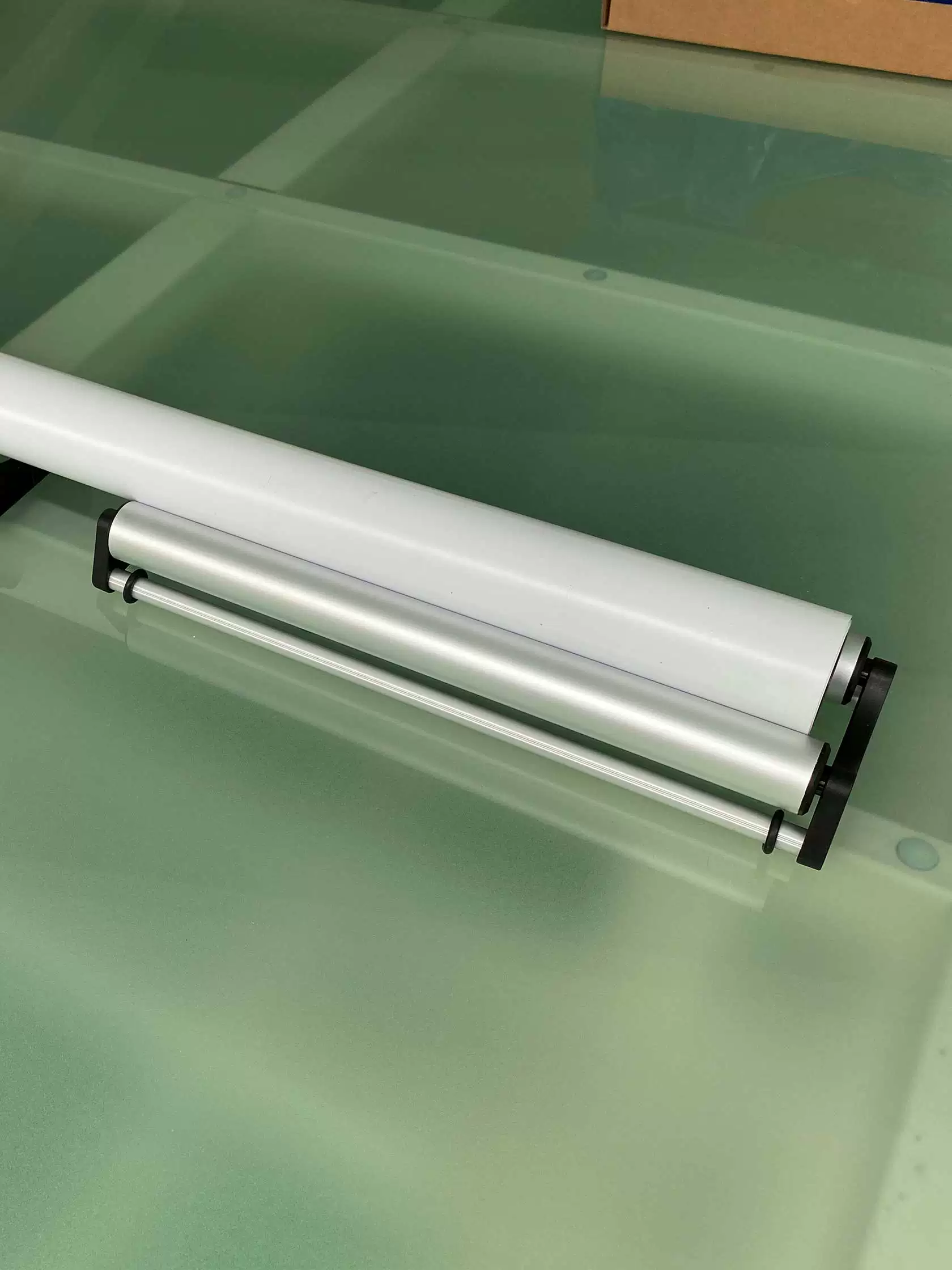 Cold -mounted bracket curls display rack landing paper roller frame material bracket paper roll loose device bracket