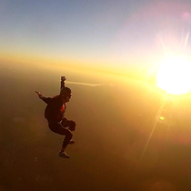 Guangdong Yangjiang skydiving training single person test Chinas domestic high-altitude wing equipment Hainan Zhanzhou skydiving test