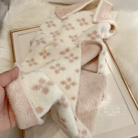 Розовый белый цвет (четыре -трава)