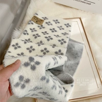 Серо -блюд и белые цвета (четыре -листья трава)