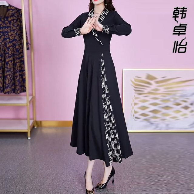 High-end temperament dress female spring and autumn 2023 new mother skirt loose and thin small black dress fashion women's clothing