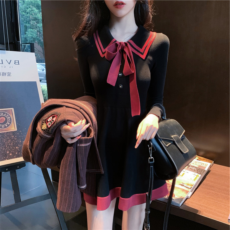 2022 Autumn Winter New Medium Long Version Name Yuan Temperament Inner Lap Knit Foreign Dress Zig Heart Machine Beating Bottom Little Black Dress