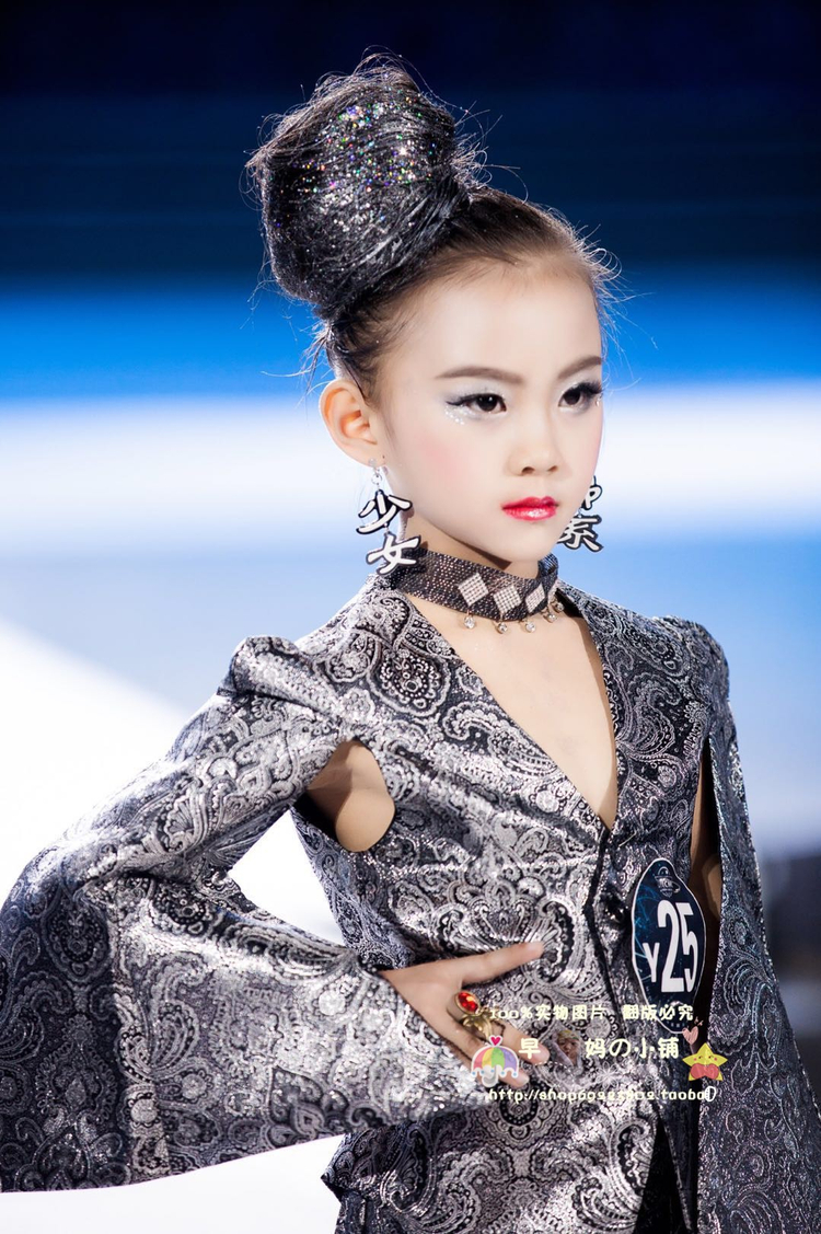 Bán cho thuê bé trai và bé gái mới ăn mặc trang phục catwalk trang phục cá tính cha mẹ và con phù hợp với trẻ em quần áo bé trai đẹp nhất