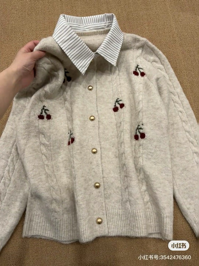 Versión coreana a rayas cuello POLO falso cuello de camisa de dos piezas pequeña boca dorada cárdigan de punto para mujer 2025 otoño nueva cereza top