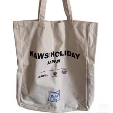 KAWS HOLIDAY JAPAN联名HERSCHEL帆布袋｜会场限定款太炸了！潮人