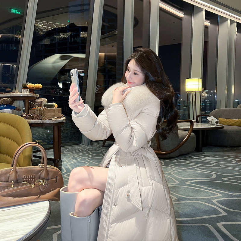 Women's Mid-Length down Jacket, Knee-Length, with Fox Fur, Slim Fit, Waist-Cinching, White Duck Down, Fashionable, Thickened, Winter Coat with Large Fur Collar Women's Mid-Length down Jacket, Knee-Length, with Fox Fur, Slim Fit, Waist-Cinching, White Duck Down, Fashionable, Thickened, Winter Coat with Large Fur Collar