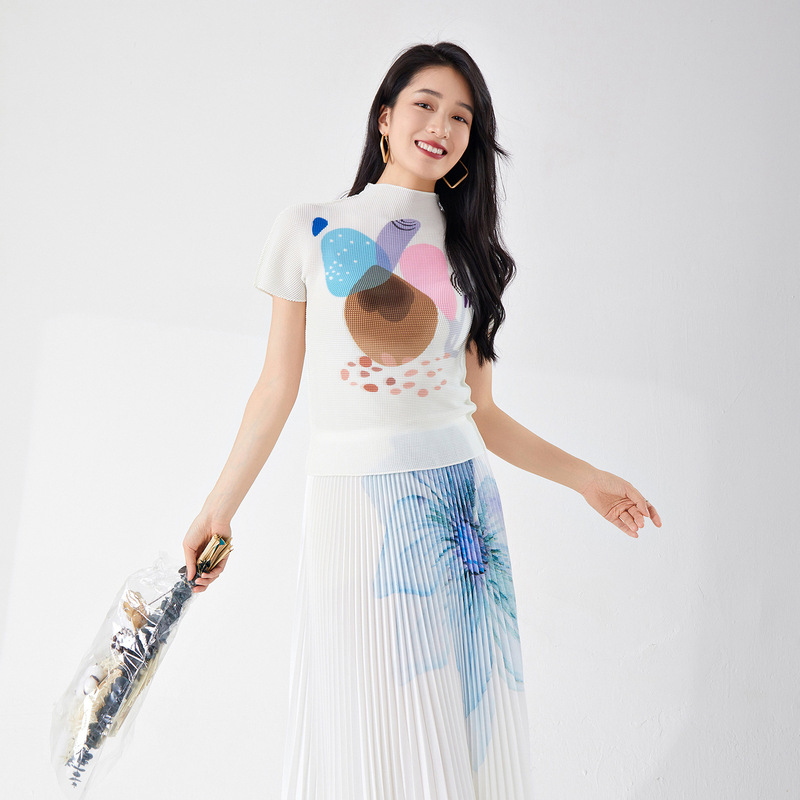 Miyake-Style Short-Sleeved Women's T-Shirt with Corn Pleats, Slim Fit, Stretchy, Printed, Versatile Top Miyake-Style Short-Sleeved Women's T-Shirt with Corn Pleats, Slim Fit, Stretchy, Printed, Versatile Top