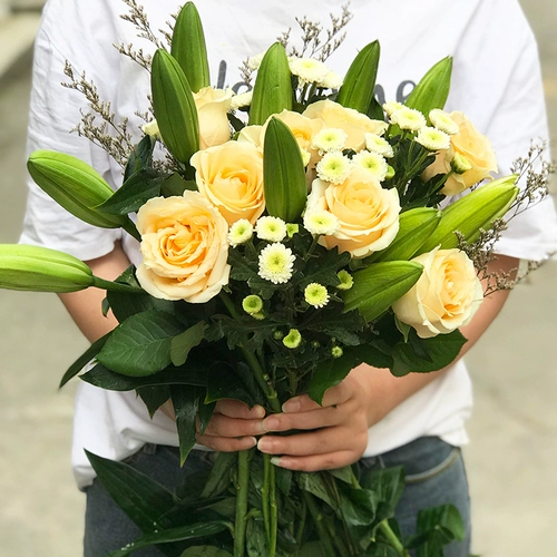 9,9 Бесплатная доставка цветы Yunnan прямые волосы лилия розы для подсолнечника свежие нарезанные цветы Смешайте и используйте цветочные пучки, чтобы поднять цветы
