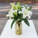 10 белых лилий + подарочная трава