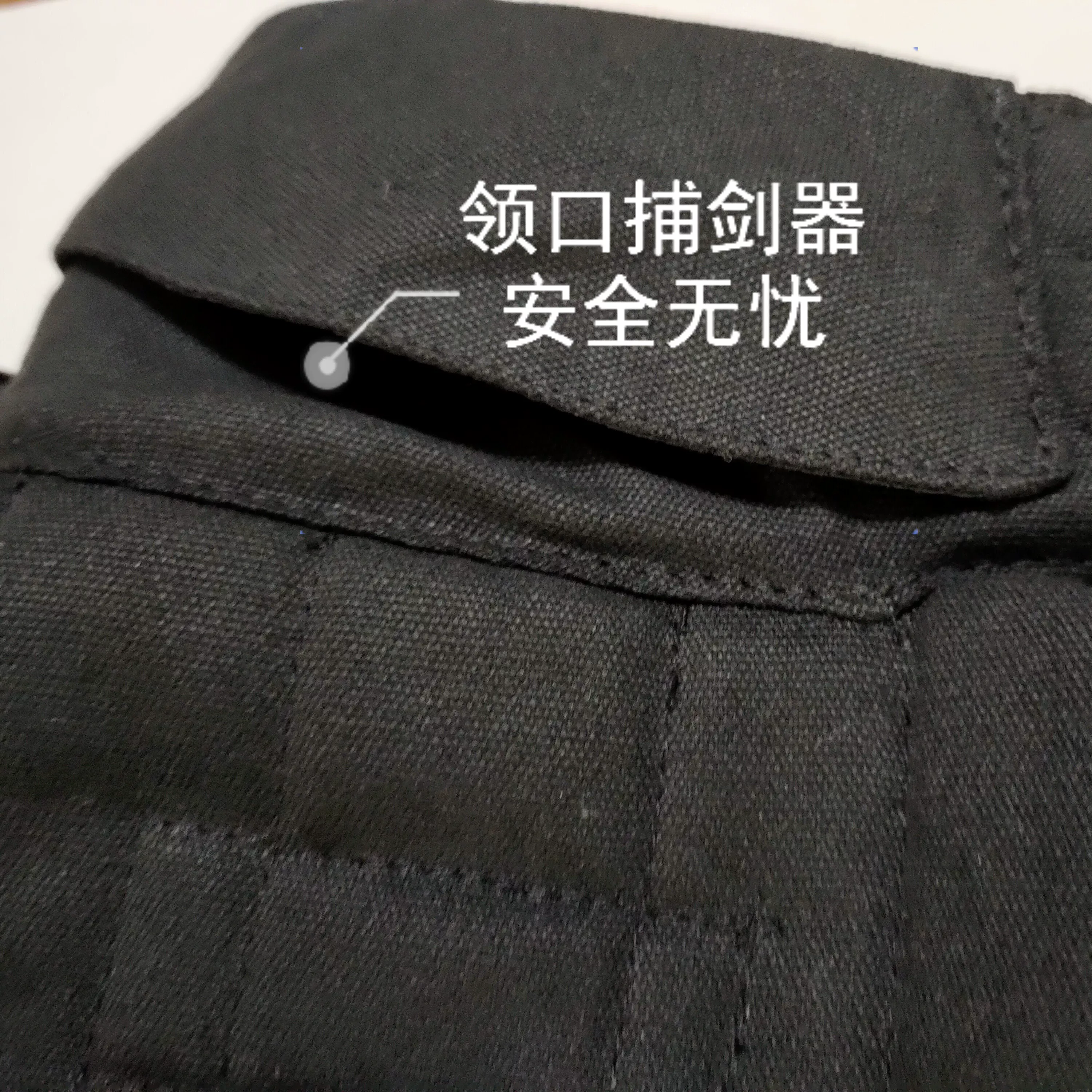 Detalle de costuras y materiales del equipo