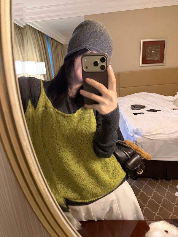 Loess Genuine Thin Sweater Layered with a Vest Is a Popular Outfit