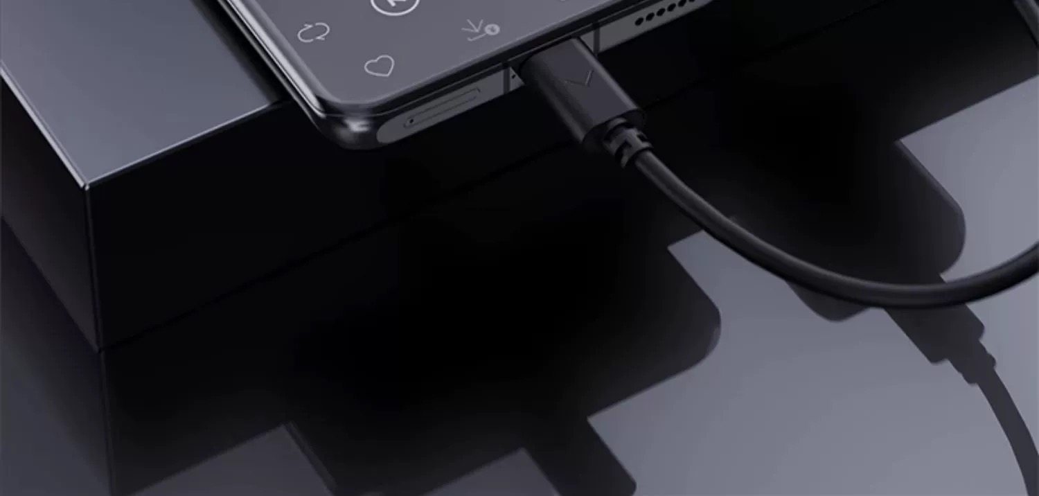 Diagram detailing the FiiO BTR15's comprehensive battery protection features, including isolation, long-life high-temperature battery, and built-in temperature sensor.