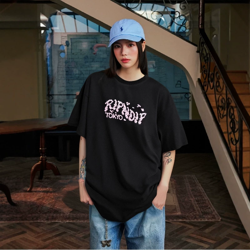 Американский модный бренд RIPNDIP маленький кот средней пальцем коротким рукавом футболка Cherry B Tee Sakura Cat Мужчинам и Женщинам та же модель