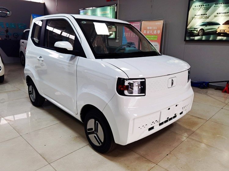Электрический четырехколесный автомобиль Lingbao Uni New Energy