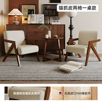 Два стула и один стол, кремовая кожа из кошачьих когтей, ножки из орехового дерева.