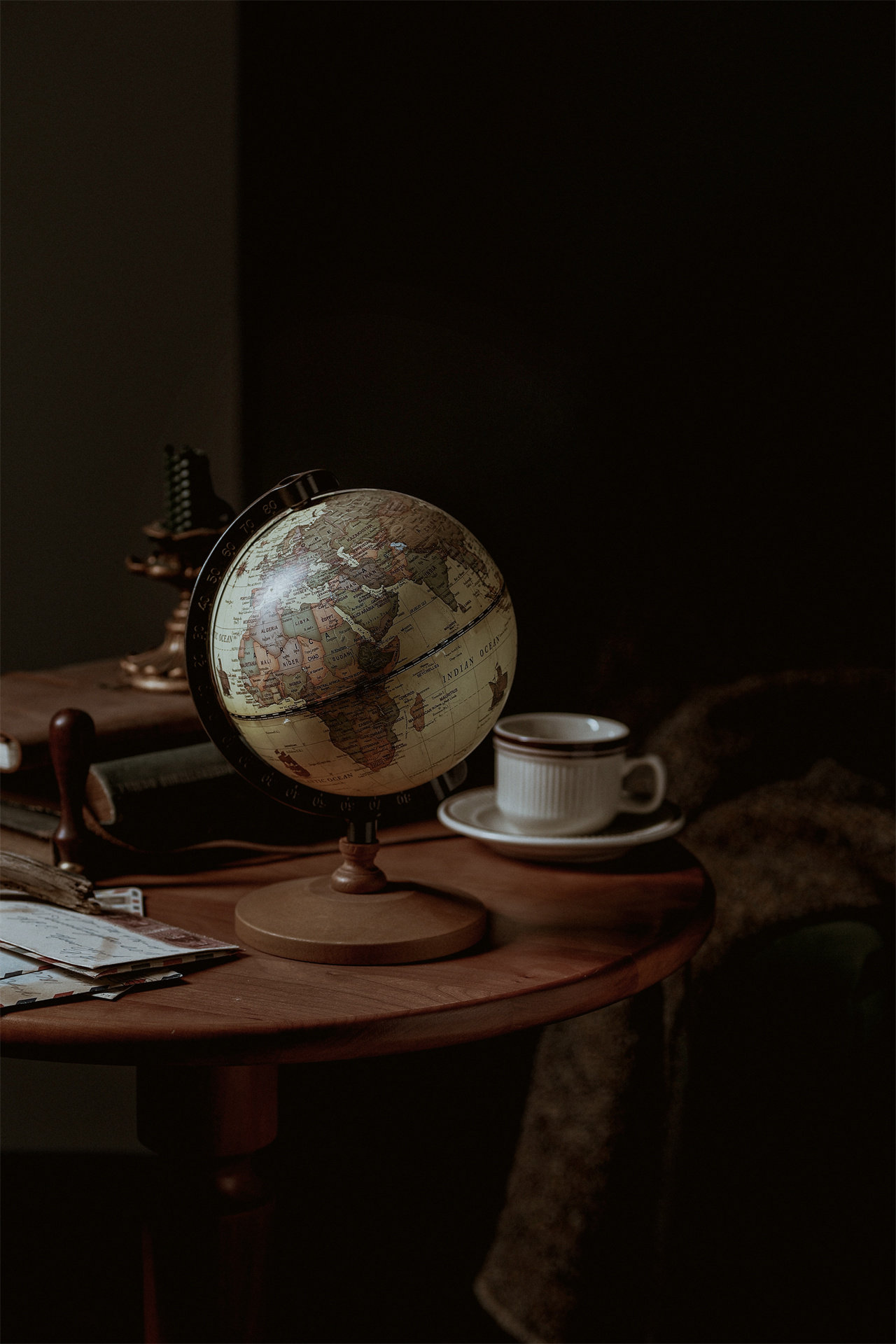 Retro classic faux wood English globe, study room living room home desktop decoration, stationery, photography prop