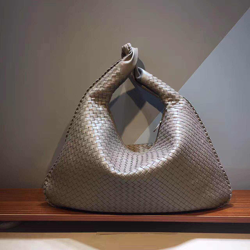 Woman Bag 2022 New Light Lavish Handbag New Moon Bag Goat Leather Woven Single Shoulder Bag Water Dumplings Bag