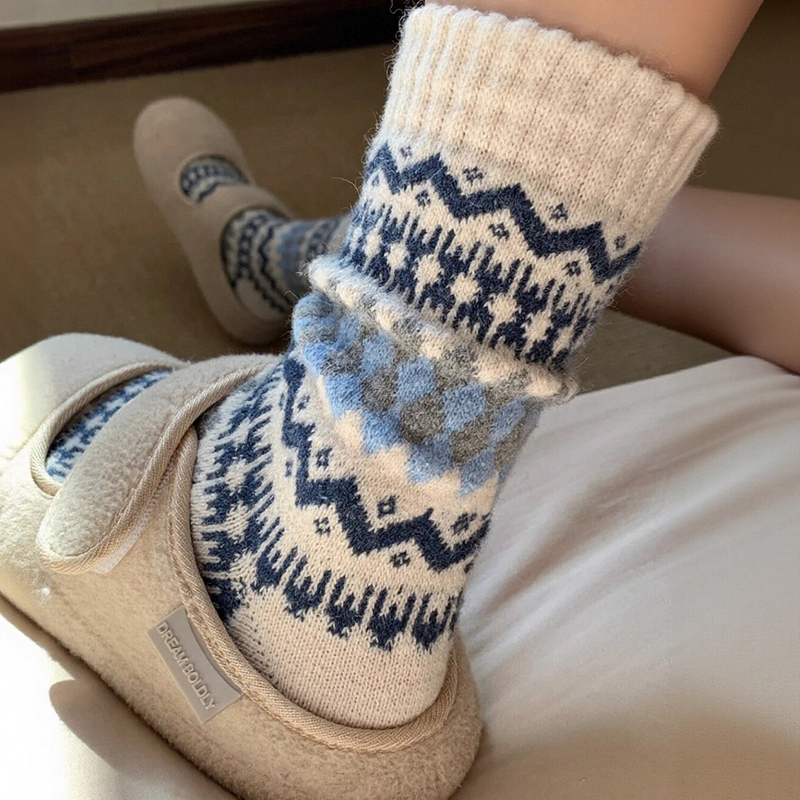 A Touch of Fair Isle Blue in Autumn and Winter~ So! So! so Retro and Cool! the Blue and White Stitching Is Very Healing! A Touch of Fair Isle Blue in Autumn and Winter~ So! So! so Retro and Cool! the Blue and White Stitching Is Very Healing!