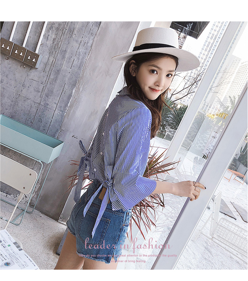 Xiao You Fan 2018 xuân mới tay áo kèn tay áo 7 điểm cổ chữ V lỏng Hàn Quốc áo sơ mi sọc trắng xanh nữ áo kiểu voan