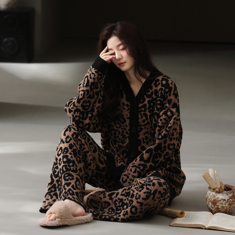 2026 New Women's Pajamas, Autumn and Winter Cardigan, Can Be Worn Outside, Coral Fleece, Fleece-Lined, Women's Half-Fleece Leopard Print Loungewear 2026 New Women's Pajamas, Autumn and Winter Cardigan, Can Be Worn Outside, Coral Fleece, Fleece-Lined, Women's Half-Fleece Leopard Print Loungewear