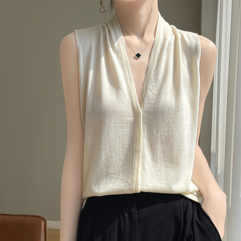 French-Style Elegant Halter-Neck Camisole Vest for Women, Suitable for Layering under a Suit, with a Loose, Drapey V-Neck Sleeveless Shirt Vest