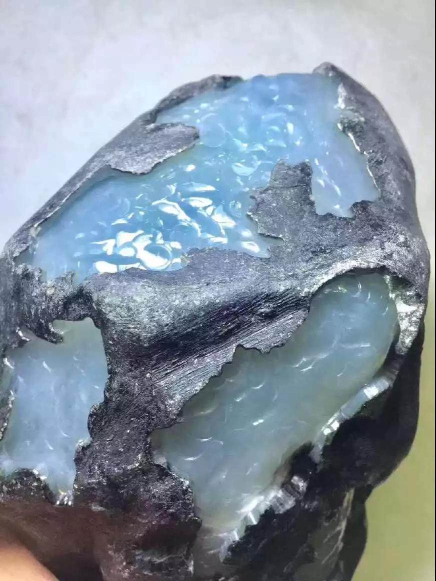 3.4公斤的莫湾基黑辣皮翡翠原石，一刀切出冰种淡春，成品美化了！