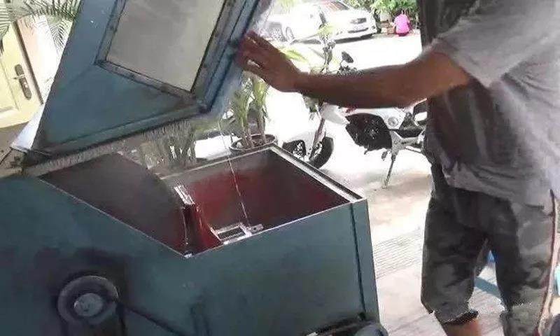 3.4公斤的莫湾基黑辣皮翡翠原石，一刀切出冰种淡春，成品美化了！