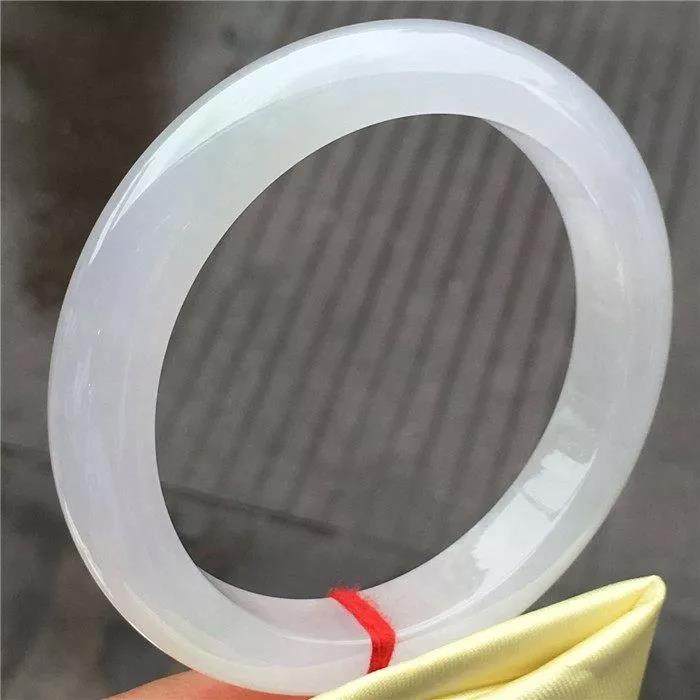 3.4公斤的莫湾基黑辣皮翡翠原石，一刀切出冰种淡春，成品美化了！