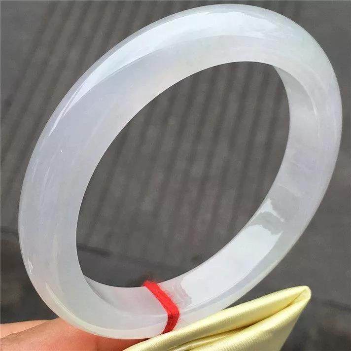 3.4公斤的莫湾基黑辣皮翡翠原石，一刀切出冰种淡春，成品美化了！