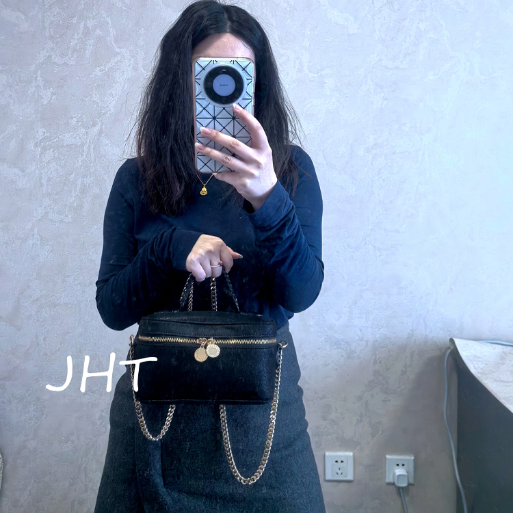 Stella's New Lunch Box Bag Is a Niche Fashion Item That Is Unique and Does Not Conflict with Other Styles. It Is a Hand-Held Chain Bag with Double Zippers and Can Be Worn as a Shoulder Bag or Crossbody Bag for Women Stella's New Lunch Box Bag Is a Niche Fashion Item That Is Unique and Does Not Conflict with Other Styles. It Is a Hand-Held Chain Bag with Double Zippers and Can Be Worn as a Shoulder Bag or Crossbody Bag for Women